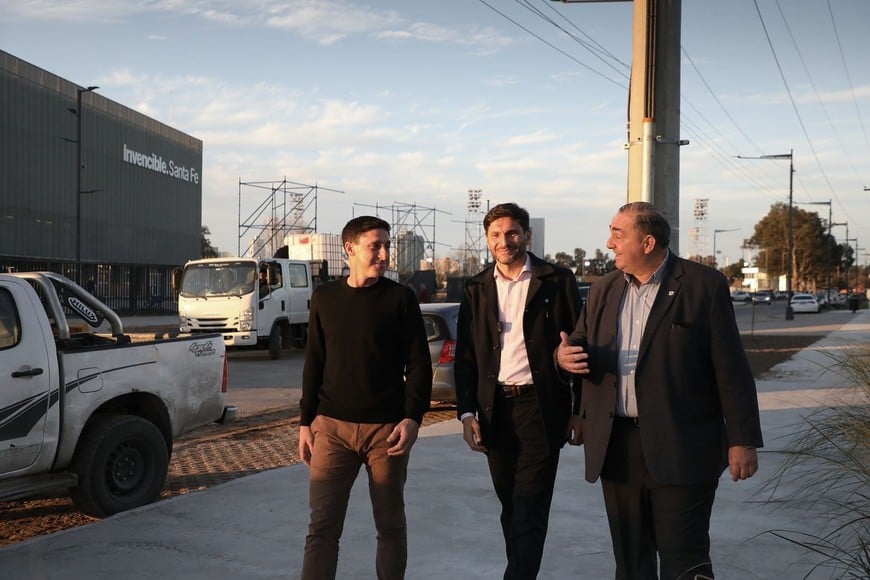 El gobernador Maximiliano Pullaro, el intendente Juan Pablo Poletti y el senador por La Capital, Julio “Paco” Garibaldi, anunciaron la realización del primer kilómetro de la futura Costanera del Salado.