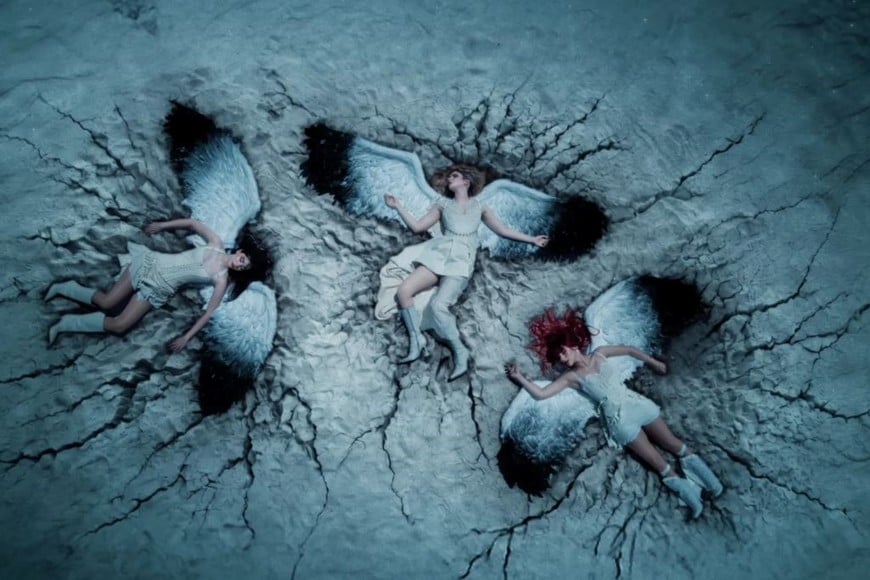 The Warning: Las hermanas Alejandra, Daniela y Paulina Villarreal como ángeles caídos en el clip de “Ritual”.