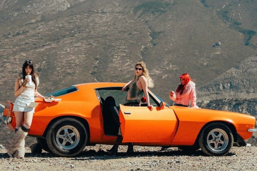 The Warning: El trío regiomontano con el Chevrolet Camaro Z28 anaranjado modelo 1971, protagonista del video de “Kerosene”.