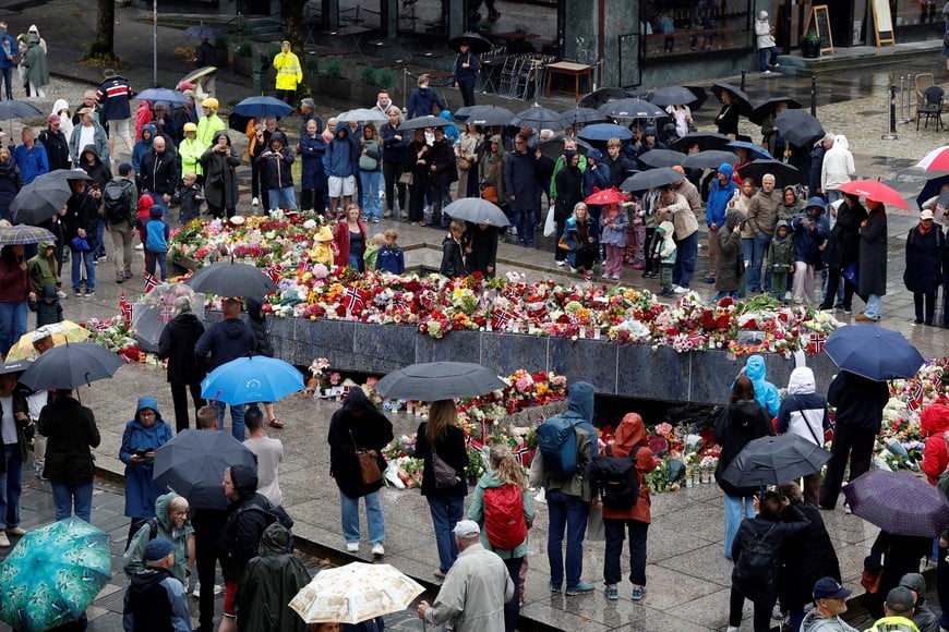 People lay flowers and cards at the Blue Stone in Bergen after the death of King Harald V on Friday morning, in Bergen, Norway August 29, 2026.  NTB/Silje Katrine Robinson via REUTERS   ATTENTION EDITORS - THIS IMAGE WAS PROVIDED BY A THIRD PARTY. NORWAY OUT. NO COMMERCIAL OR EDITORIAL SALES IN NORWAY.