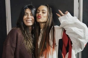 Desde los tiempos en que una adolescente Tini encarnaba el fenómeno juvenil de Violetta, Muzlera optó por un rol activo pero sin buscar los flashes de manera directa.
