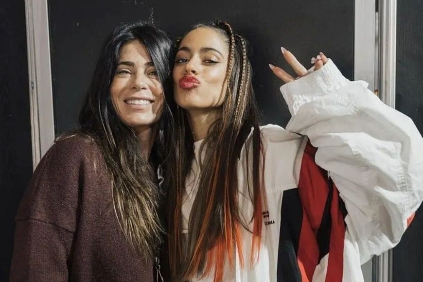 Desde los tiempos en que una adolescente Tini encarnaba el fenómeno juvenil de Violetta, Muzlera optó por un rol activo pero sin buscar los flashes de manera directa.
