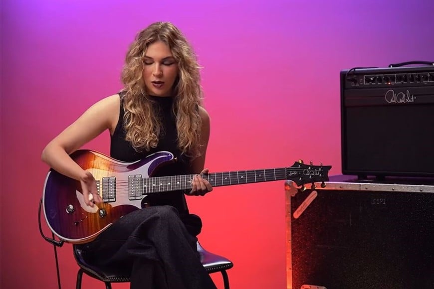 Daniela Villarreal Vélez, guitarrista y cantante de The Warning, presentando su modelo signature de PRS (Paul Reed Smith), Astryx Limited Edition