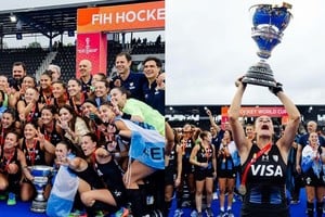 Emoción total: Las Leonas levantando la tercera.