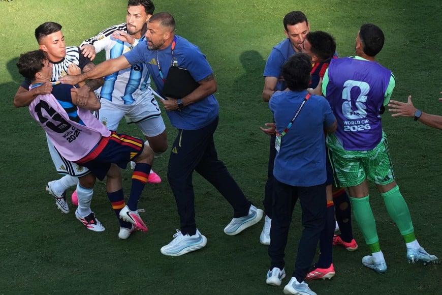 Soccer Football - FIFA World Cup 2026 - Final - Spain v Argentina - New York/New Jersey Stadium, East Rutherford, New Jersey, U.S. - July 19, 2026
Argentina's Leandro Paredes clashes with Spain's Gavi as assistant coach Walter Samuel looks on IMAGN IMAGES via Reuters/James Lang