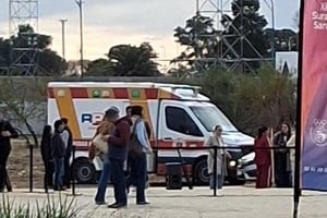La ambulancia llegó rápidamente al lugar para una mejor atención del presidente de Unión, Luis Spahn, luego de la descompensación sufrida en la inauguración del "Invencible".