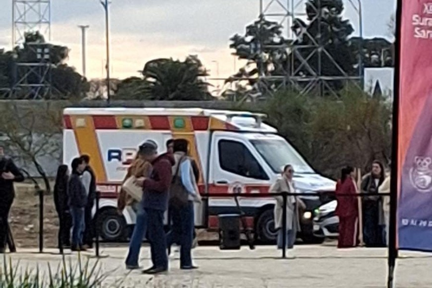 La ambulancia llegó rápidamente al lugar para una mejor atención del presidente de Unión, Luis Spahn, luego de la descompensación sufrida en la inauguración del "Invencible".