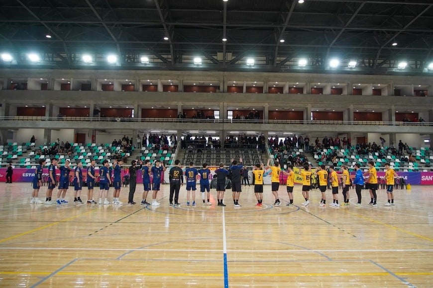 Test Event de handball: I.L Peretz y Alianza de Santo Tomé en el Invencible Santa Fe. Foto: Fernando Nicola