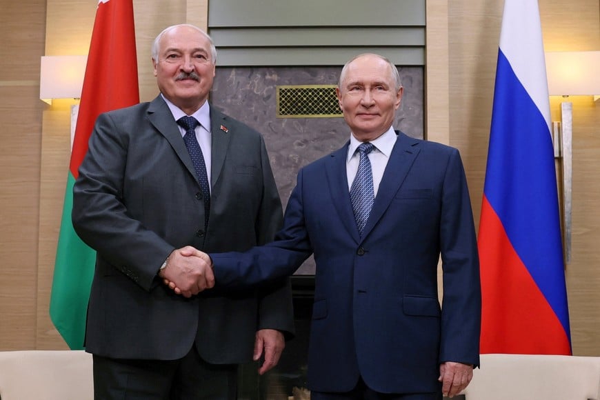 Russian President Vladimir Putin shakes hands with Belarusian President Alexander Lukashenko during a meeting at the Novo-Ogaryovo state residence outside Moscow, Russia August 29, 2026. REUTERS/Anastasia Barashkova/Pool