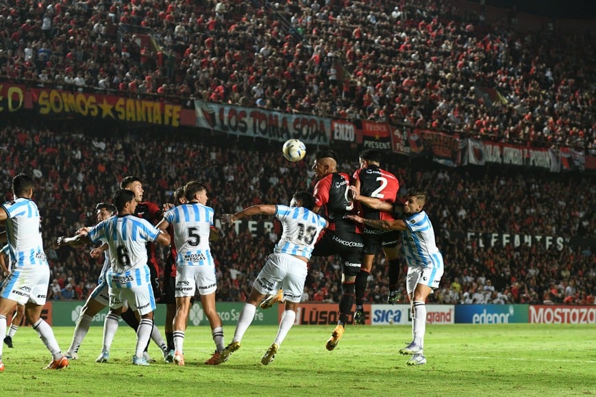 El pasado cruce entre los equipos: Colón 1 Racing de Córdoba 0. Foto: Manuel Fabatía.