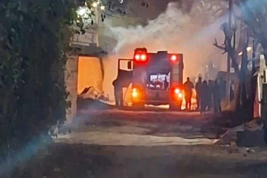 Incendio. Bomberos. Una dotación extinguió las llamas antes de que alancen a viviendas linderas. Foto: El Litoral