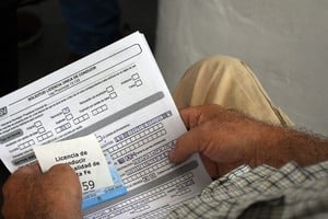 La nueva ley establece la capacitación en primeros auxilios como requisito para los conductores.