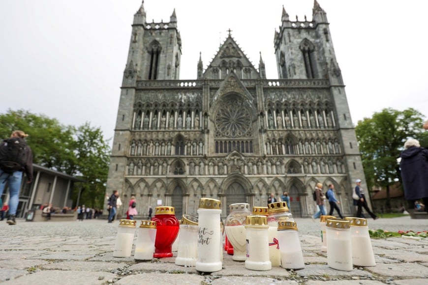 Flowers, candles and greetings kept in front of Nidaros Cathedral after King Harald V died on Friday morning, in Trondheim, Norway August 29, 2026. NTB/Jan Langhaug via REUTERS   ATTENTION EDITORS - THIS IMAGE WAS PROVIDED BY A THIRD PARTY. NORWAY OUT. NO COMMERCIAL OR EDITORIAL SALES IN NORWAY.