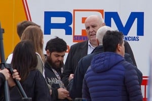 Luis Spahn fue asistido por Juan Pablo Poletti tras sufrir una lipotimia durante el acto.