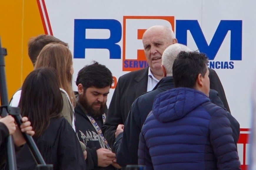 Luis Spahn fue asistido por Juan Pablo Poletti tras sufrir una lipotimia durante el acto.