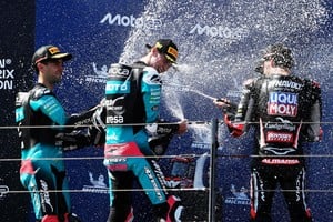 Máximo Quiles, del CFMOTO Aspar Team, celebra en el podio su victoria en la carrera de Moto3 Créditos: REUTERS/Pablo Morano