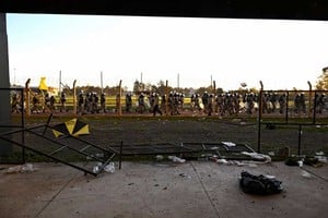 Destrozos y las fuerzas de seguridad a pleno. El País