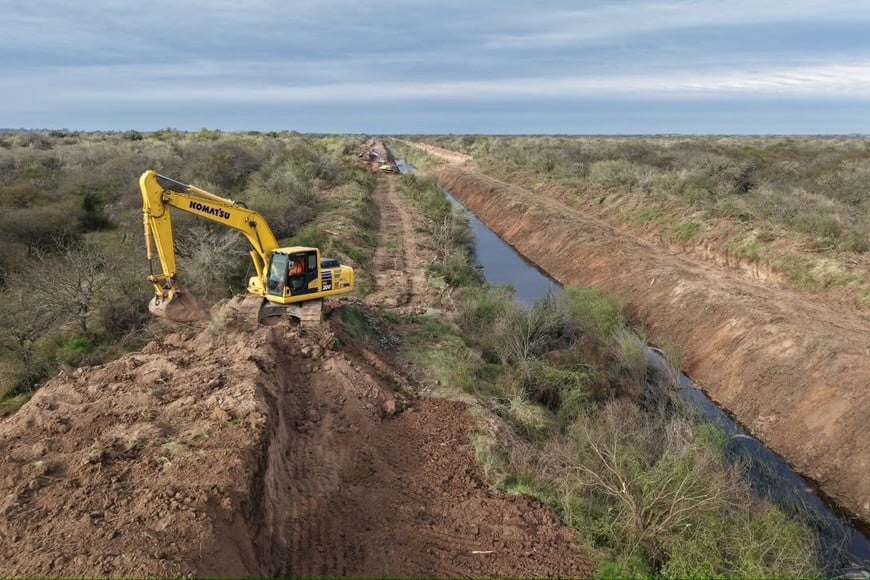 Santa Fe comenzó a limpiar 12 canales troncales del centro provincial