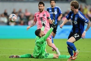 Messi pica el balón en una de sus conquistas. Reuters.