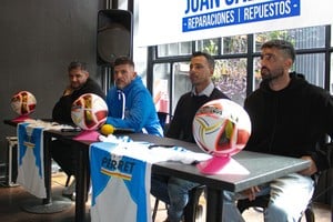 Directivos, cuerpo técnico y jugadores, presentes en la conferencia de prensa. Gentileza: Iliana Baranovsky