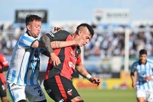 Alan Bonansea y su lucha de siempre con los zagueros rivales. Estará como único delantero, pero con volantes que lo acompañarán. Foto: Facundo Luque.