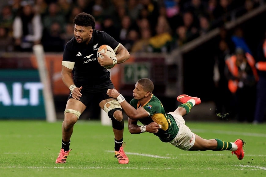 Rugby Union - New Zealand tour of South Africa - South Africa v New Zealand - Cape Town Stadium, Cape Town, South Africa - August 29, 2026
New Zealand's Ardie Savea in action with South Africa's Manie Libbok REUTERS/Esa Alexander