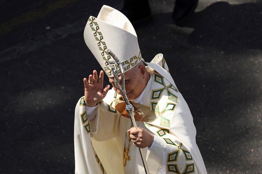 Pope Leo XIV greets people after leading the Corpus Christi procession at Plaza de Cibeles, during his apostolic journey in Madrid, Spain, June 7, 2026. REUTERS/Mohammed Salem