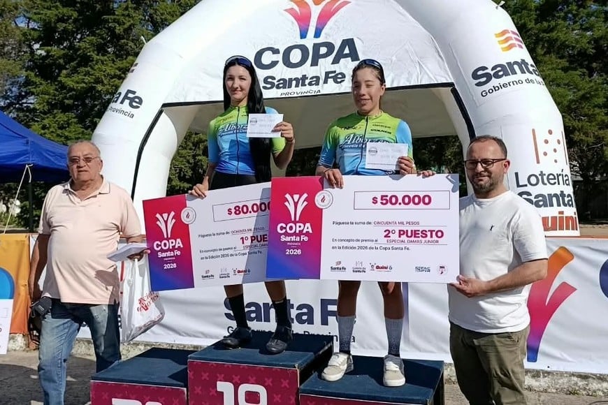 Gustavo Benítez, presidente de Acinorsa, y Oscar "Carozo"Duarte, entregaron los premios a la Martina Aquino y Sonia Vanessa Ferrara, de Goya, primera y segunda en Damas.