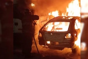 En cuestión de minutos uno de los coches ardió por completo. Foto: Gentileza