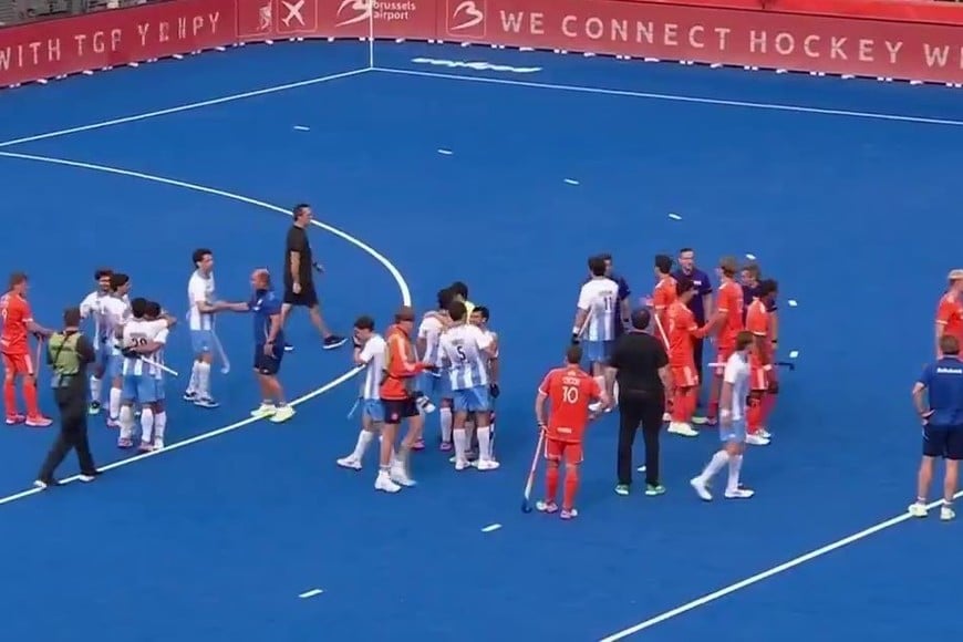 El saludo final, luego de la victoria.