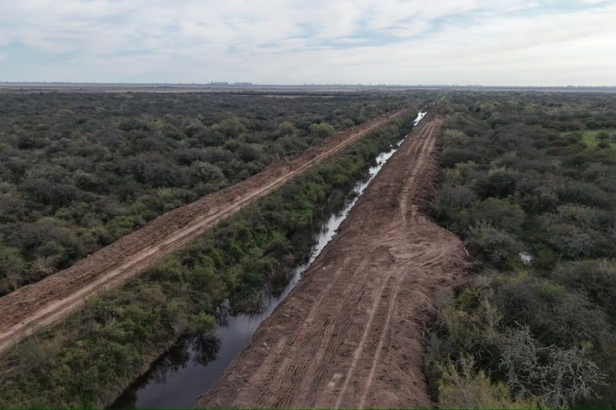 Santa Fe comenzó a limpiar 12 canales troncales del centro provincial