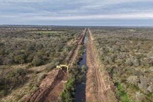Las máquinas comenzaron a conformar banquinas de trabajo en el Canal Malaquías.
