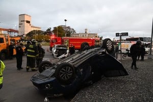 Vuelco en avenida Alem y Belgrano. Foto: Manuel Fabatía.