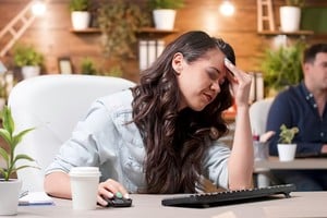 La queja crónica puede afectar la toma de decisiones y la resolución de problemas.