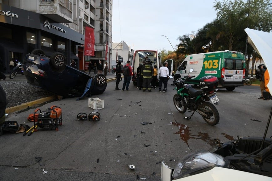 Vuelco en avenida Alem y Belgrano. Foto: Manuel Fabatía.