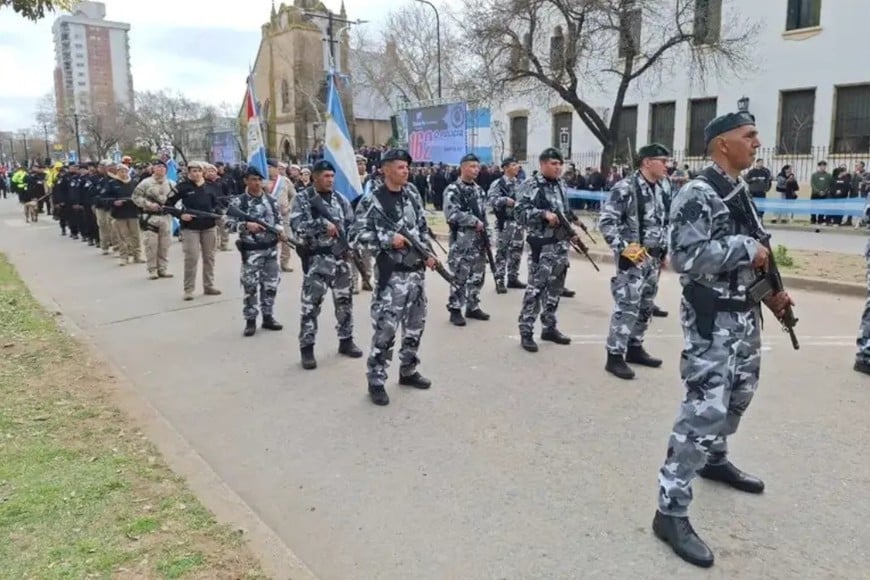 Efectivos policiales, bomberos, excombatientes y representantes de distintas áreas vinculadas al servicio público fueron protagonistas del desfile. Foto: Sur24.