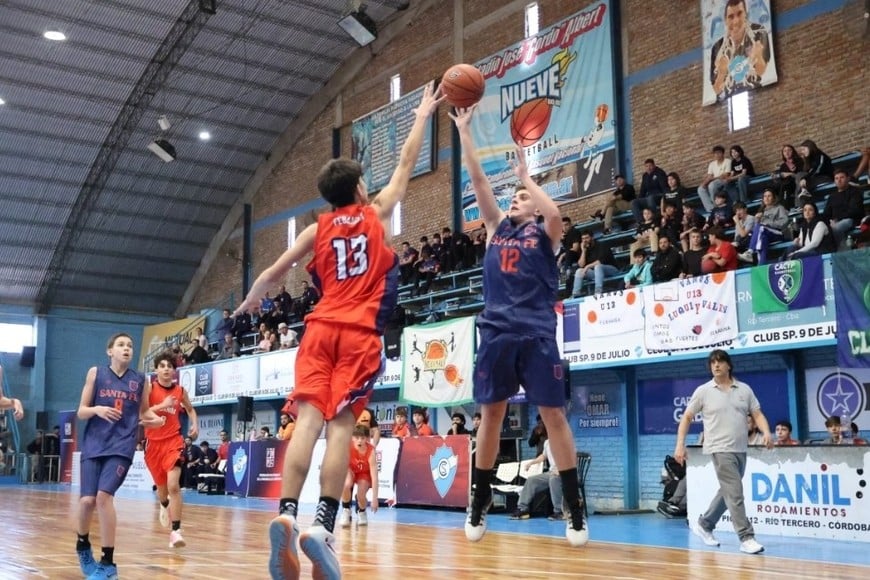 Una emocionante final en Río Tercero. Crédito: FEBA