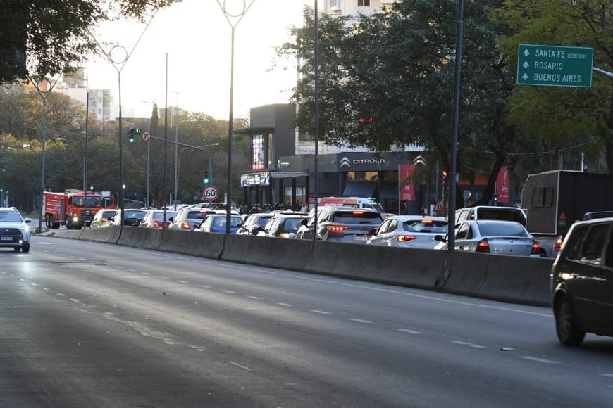 Vuelco en avenida Alem y Belgrano. Foto: Manuel Fabatía.