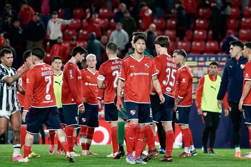 El Rojo cayó en casa y estalló la gente.