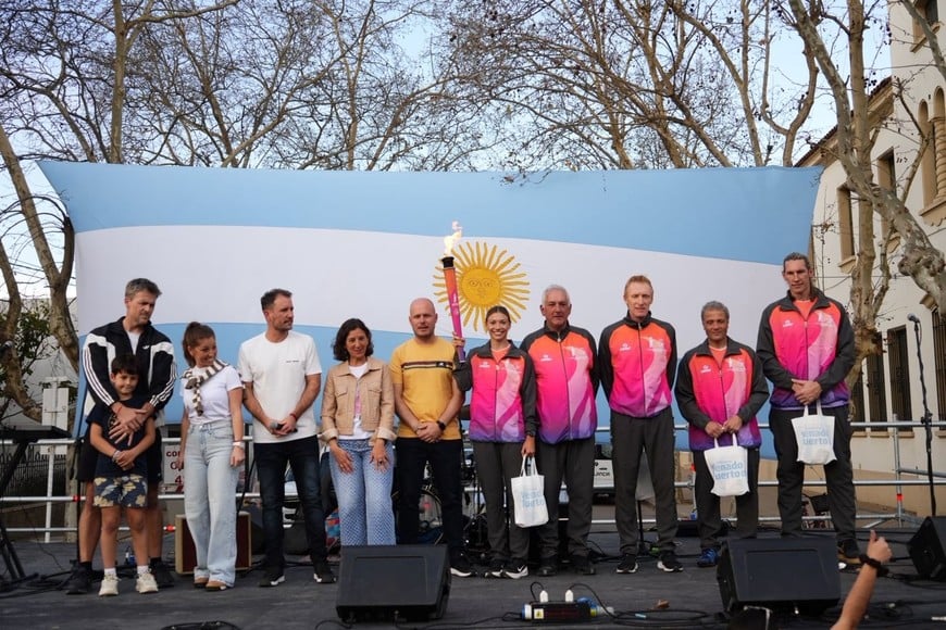 La Antorcha Suramericana recorrió Venado Tuerto junto a figuras del deporte.