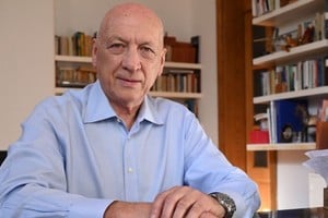En su libro, Bonfatti desgrana y describe experiencias de militancia, gestión y recorridos, analiza y realiza una revisión de procesos políticos.