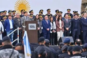 Las autoridades provinciales, policiales y municipales, en el palco. Foto: Sur24