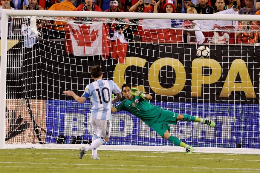 partido final ganado por la seleccion de chile por penal penales
Jun 26, 2016; East Rutherford, NJ, USA; Argentina midfielder Lionel Messi (10) missing penalty kick against Chile goalkeeper Claudio Bravo (1) in the championship match of the 2016 Copa America Centenario soccer tournament at MetLife Stadium. Mandatory Credit: Adam Hunger-USA TODAY Sports eeuu lionel messi campeonato torneo copa america centenario 2016 futbol futbolistas partido final seleccion argentina chile
