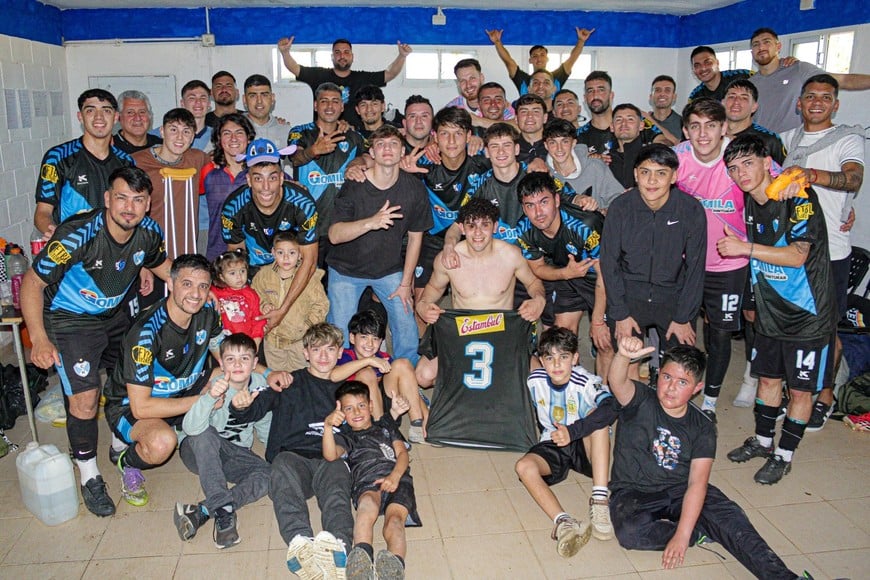 Triunfo y festejo. Así lo vivieron los jugadores de Ciclón Racing. Gentileza
