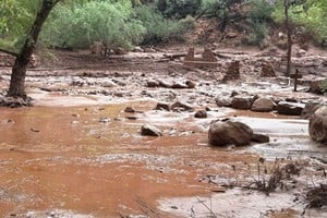 El río Colorado fue cerrado por la presencia de escombros en el cauce.
