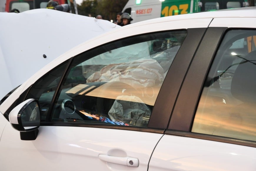 Vuelco en avenida Alem y Belgrano. Foto: Manuel Fabatía.