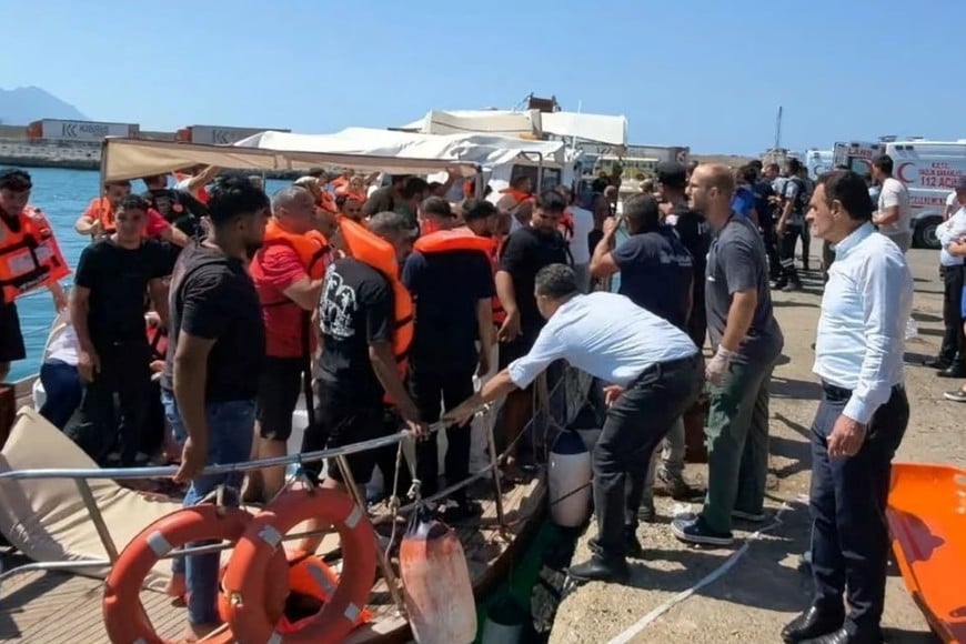 La embarcación comenzó a tener problemas poco después de abandonar el puertoGentileza: CNN