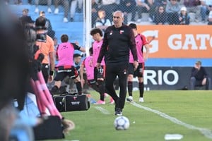 Iván Delfino y su caminata de preocupación a la vera del campo de juego del Miguel Sancho en Córdoba