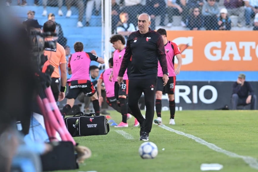 Iván Delfino y su caminata de preocupación a la vera del campo de juego del Miguel Sancho en Córdoba