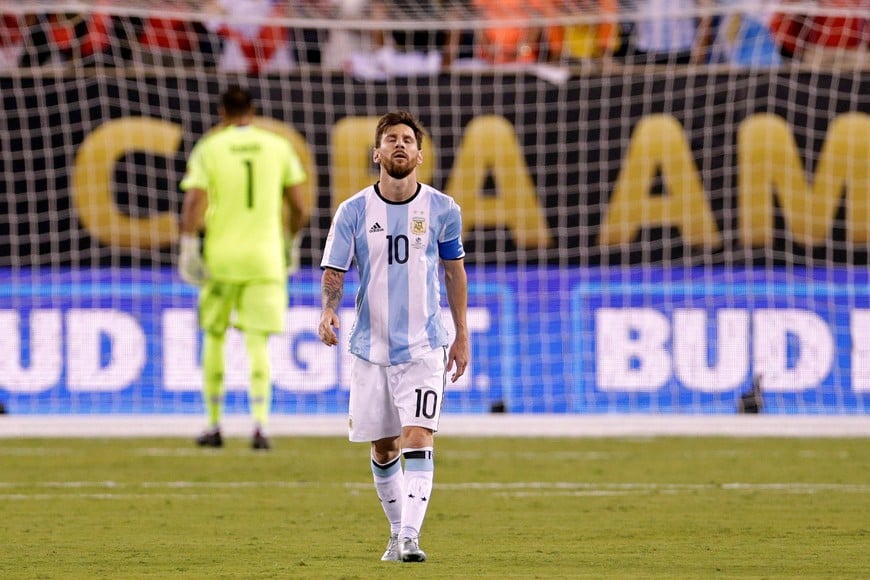 partido final ganado por la seleccion de chile por penal penales
Jun 26, 2016; East Rutherford, NJ, USA; Argentina midfielder Lionel Messi (10) reacts after missing a shot during the shoot out round against Chile in the championship match of the 2016 Copa America Centenario soccer tournament at MetLife Stadium. Chile won. Mandatory Credit: Adam Hunger-USA TODAY Sports eeuu lionel messi campeonato torneo copa america centenario 2016 futbol futbolistas partido final seleccion argentina chile